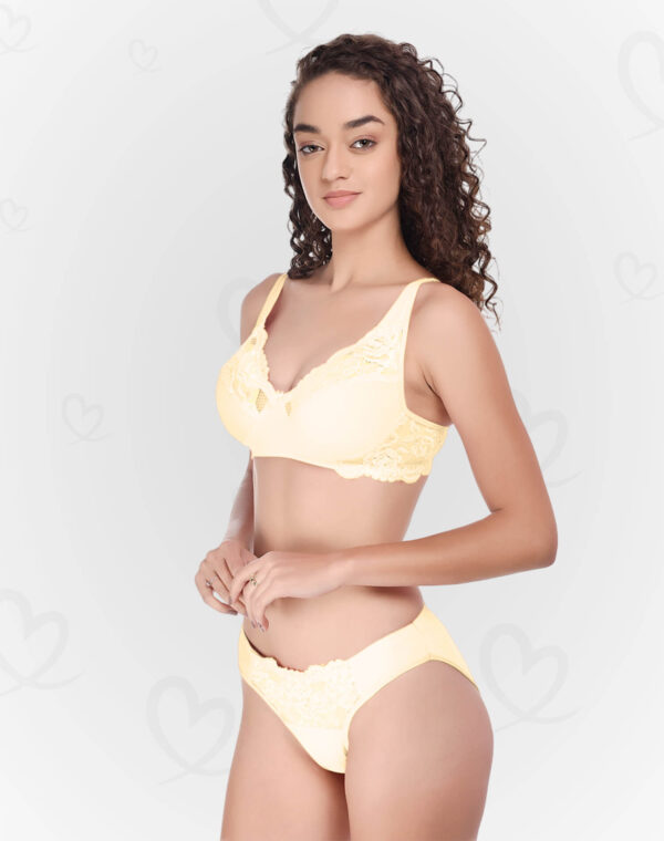 Luxurious Lace & Lycra Lingerie Set – Soft, Stretchable, and Breathable for a Feminine, Sexy, and Comfortable Feel (Cream Color)